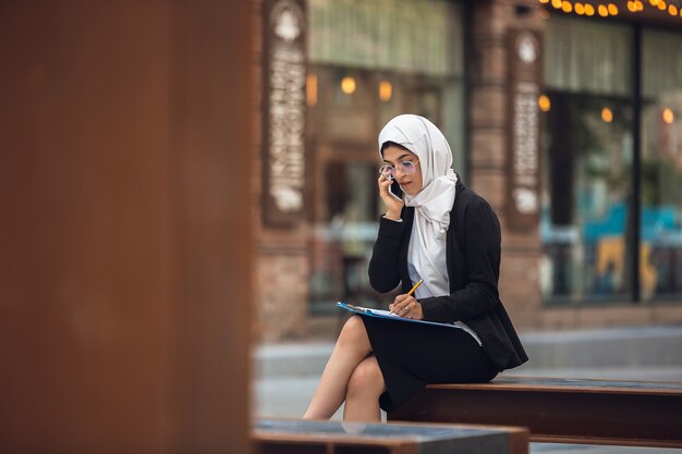 Telefonieren. Schönes muslimisches erfolgreiches Geschäftsfrauporträt