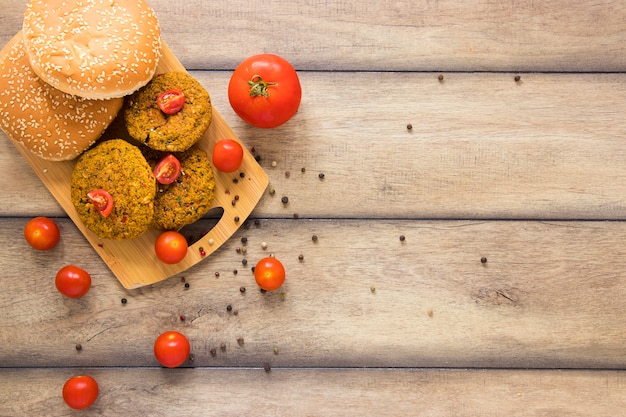 Teller des strengen Vegetariers auf hölzernem Brett mit Kopienraum