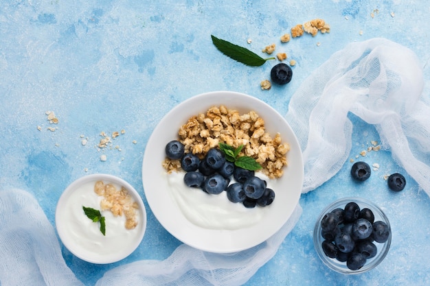 Teller gefüllt mit Blaubeeren und Nüssen