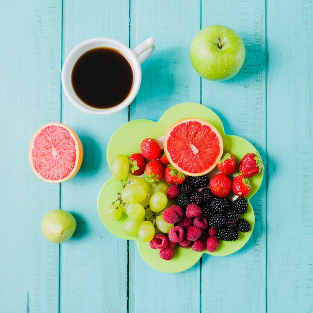 Teller mit Beeren und eine Tasse Kaffee