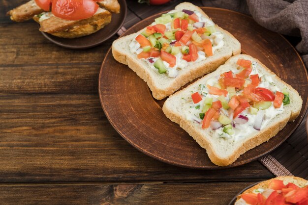 Kostenloses Foto teller mit bruschettas zum frühstück