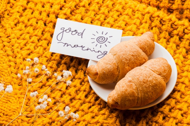 Kostenloses Foto teller mit croissants