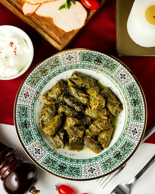 Kostenloses Foto teller mit dolma serviert mit naturjoghurt