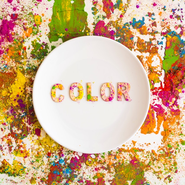 Teller mit farbbeschriftung auf hellen trockenen farben