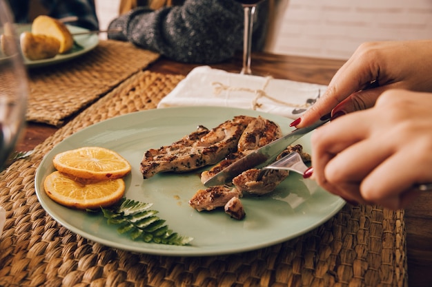 Teller mit Fleisch