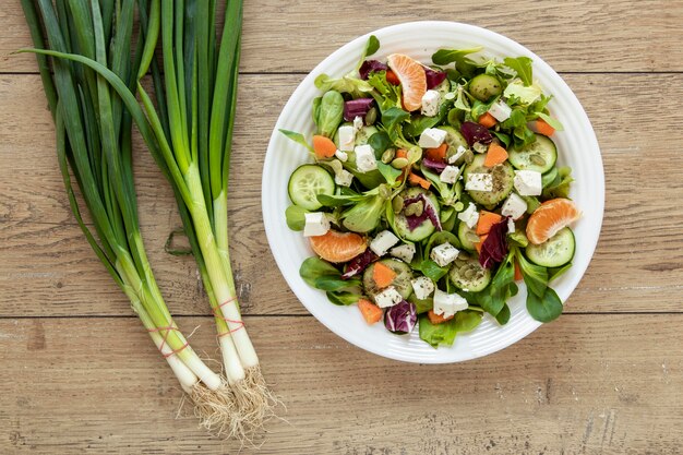 Teller mit frischem Salat auf dem Tisch