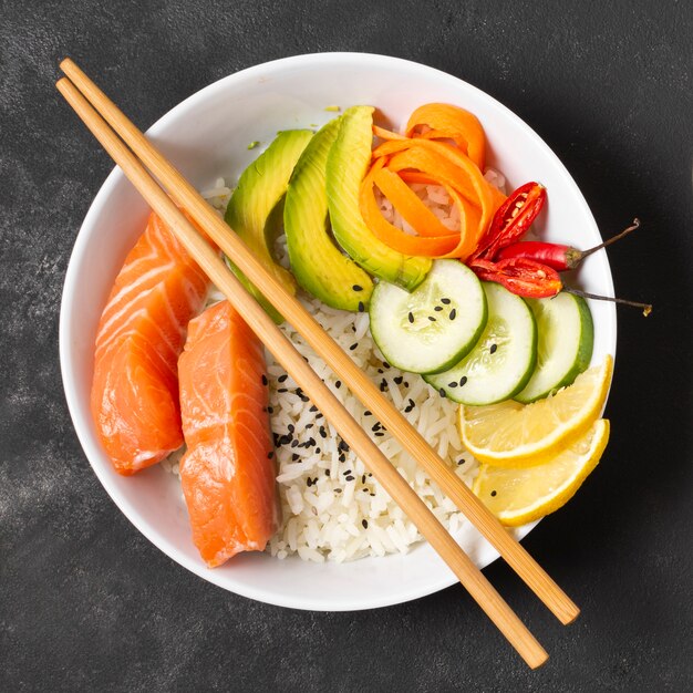 Teller mit frischem Sushi