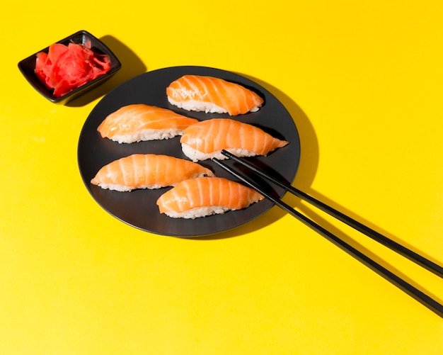 Teller mit frischen Sushi-Rollen auf dem Schreibtisch