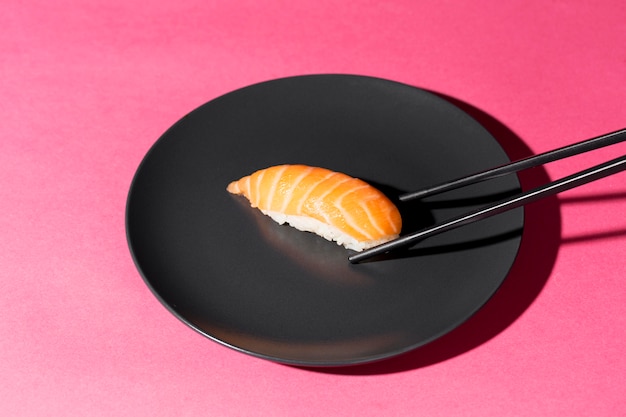 Teller mit frischer Sushi-Rolle