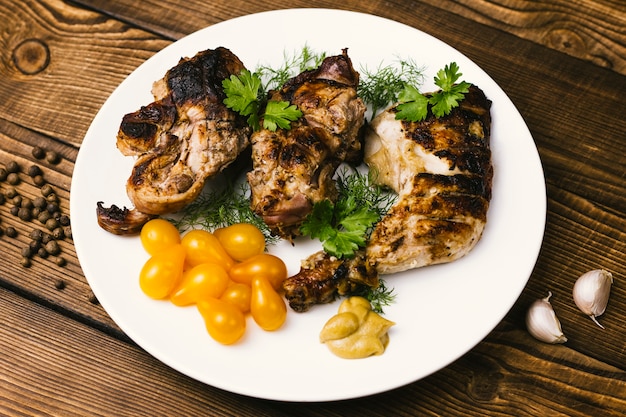 Kostenloses Foto teller mit gegrilltem fleisch und tomaten