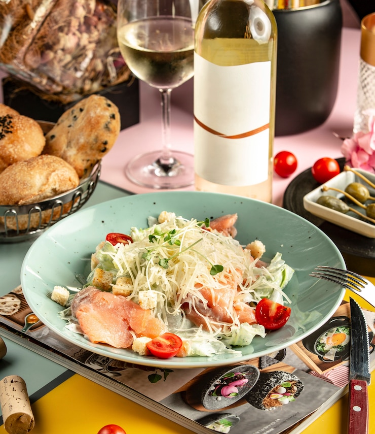 Kostenlose Foto teller mit geräuchertem lachs-caesar-salat, garniert mit geriebenem parmesan