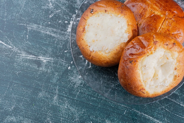 Kostenloses Foto teller mit käsebrötchen auf marmortisch.