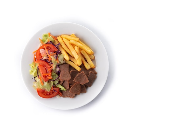 Teller mit Kebab, Gemüse und Pommes auf weißem Hintergrund
