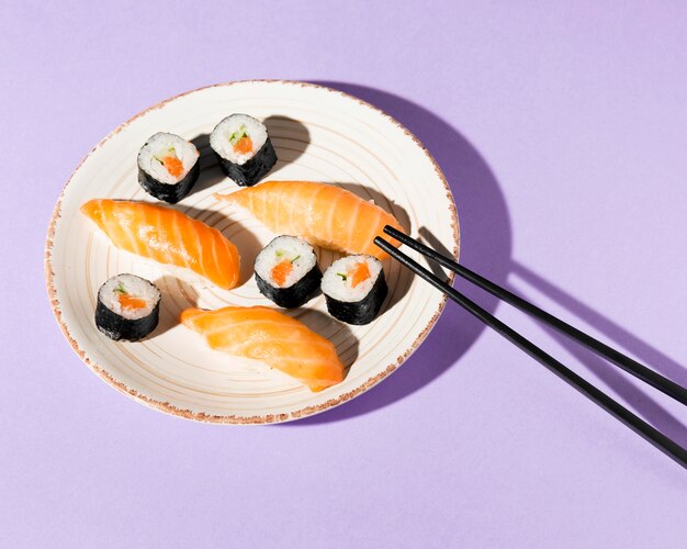 Teller mit köstlicher Auswahl an Sushi