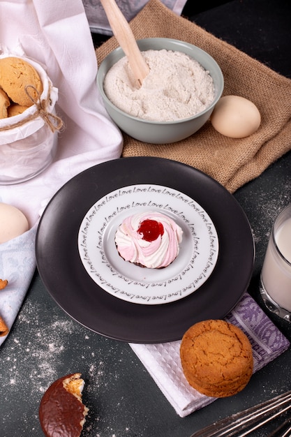 Teller mit Kuchen und Keksen mit Zimt