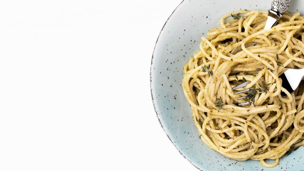 Teller mit leckeren Spaghetti mit Kopierraum