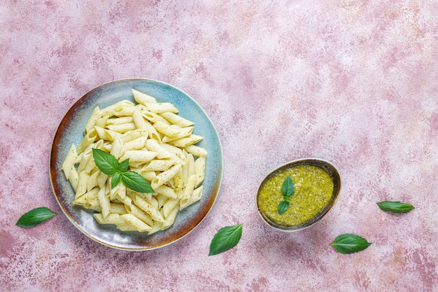 Kostenloses Foto teller mit nudeln mit hausgemachter pesto-sauce.