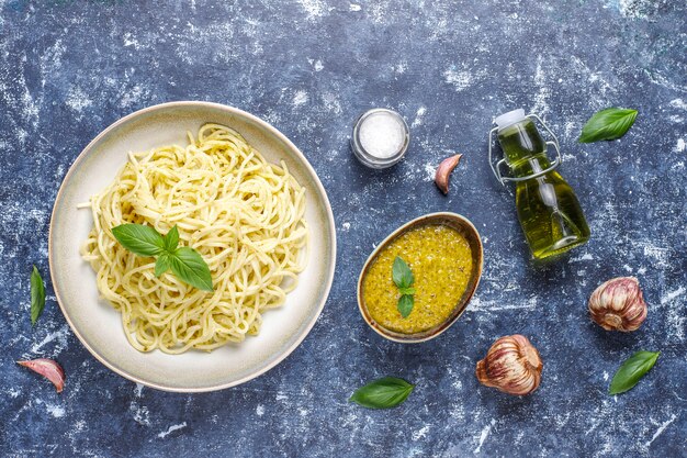 Teller mit Nudeln mit hausgemachter Pesto-Sauce.