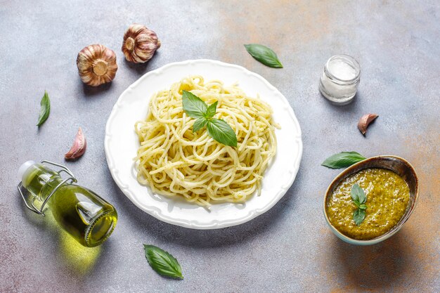 Teller mit Nudeln mit hausgemachter Pesto-Sauce.