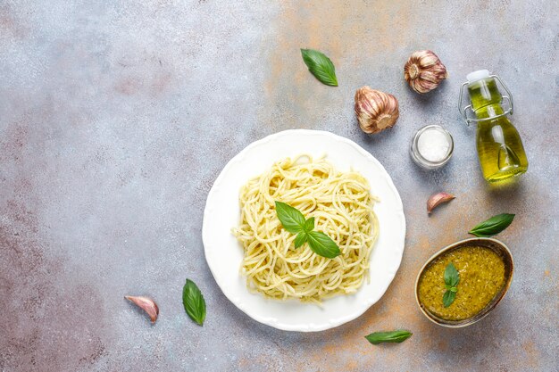 Teller mit Nudeln mit hausgemachter Pesto-Sauce.