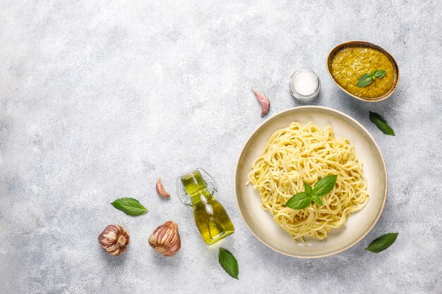 Teller mit Nudeln mit hausgemachter Pesto-Sauce