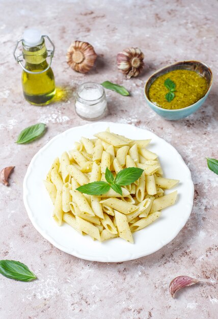 Teller mit Nudeln mit hausgemachter Pesto-Sauce