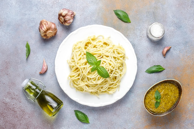 Teller mit nudeln mit hausgemachter pesto-sauce.