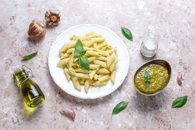 Kostenloses Foto teller mit nudeln mit hausgemachter pesto-sauce.