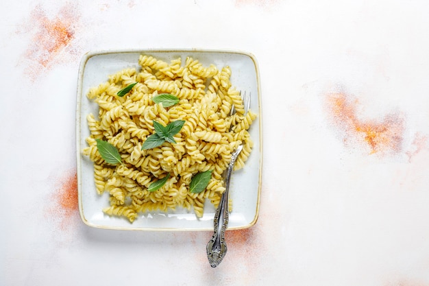 Teller mit Nudeln mit hausgemachter Pesto-Sauce.