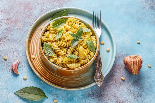 Teller mit Nudeln mit hausgemachter Pesto-Sauce.