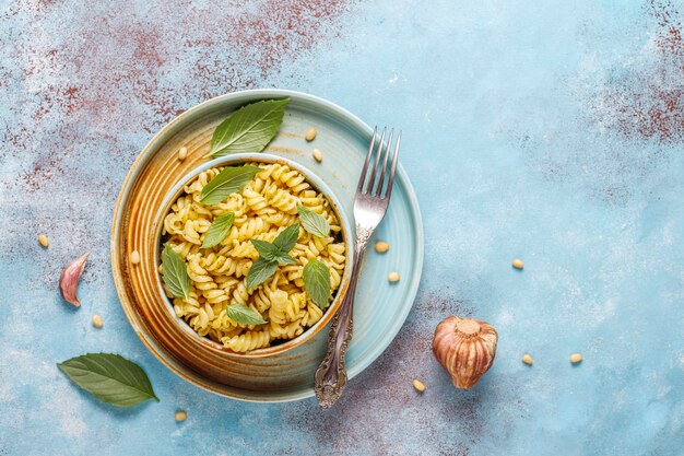 Teller mit Nudeln mit hausgemachter Pesto-Sauce.