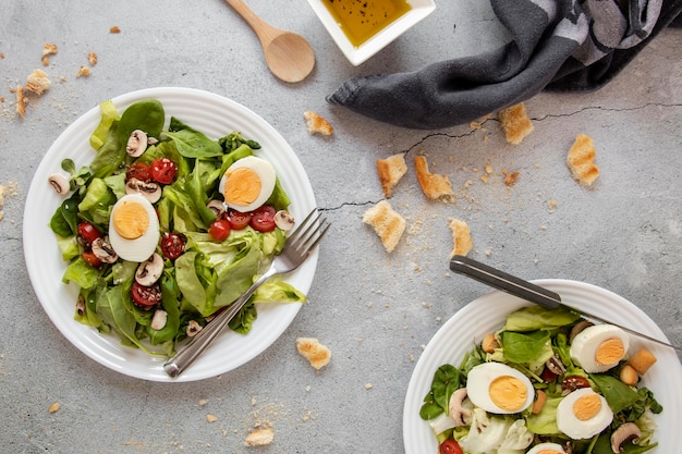 Teller mit Salat mit Gemüse und Ei