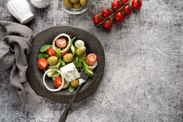 Kostenloses Foto teller mit salat und oliven