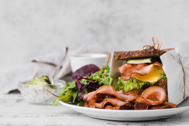 Teller mit Sandwich auf dem Tisch