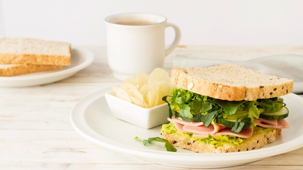 Teller mit Sandwich