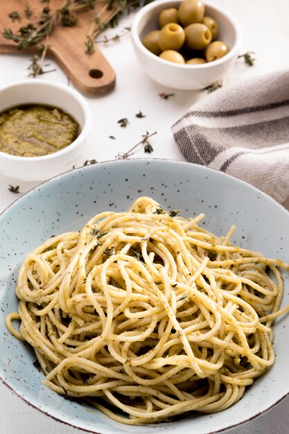 Teller mit Spaghetti auf dem Schreibtisch