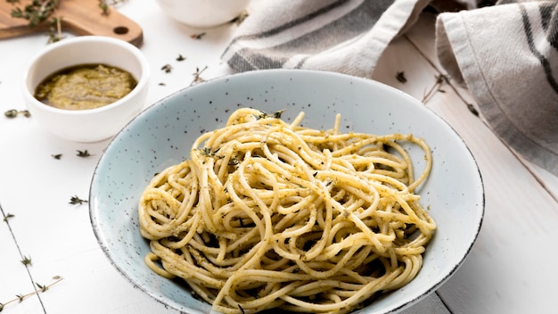 Teller mit Spaghetti auf dem Tisch