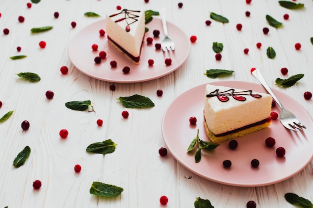 Teller mit Stücken Kuchen