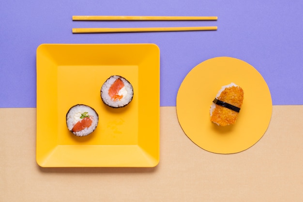 Kostenloses Foto teller mit sushi auf dem tisch