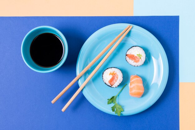 Teller mit Sushi und Stäbchen