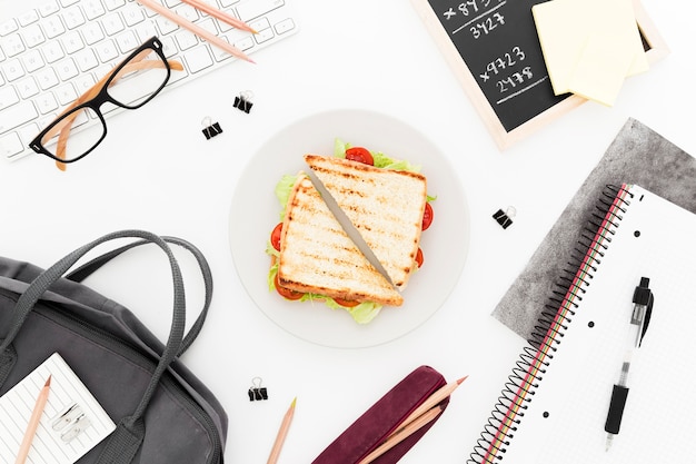 Teller mit Toast auf dem Schreibtisch