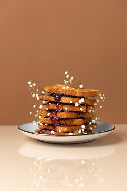 Teller mit Toast und Blumen auf dem Tisch