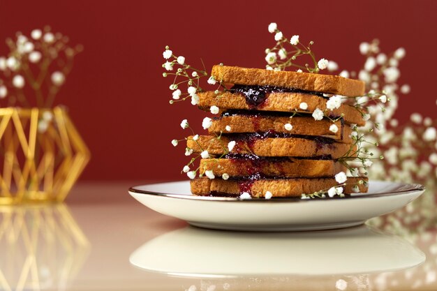 Teller mit Toast und Blumen auf dem Tisch