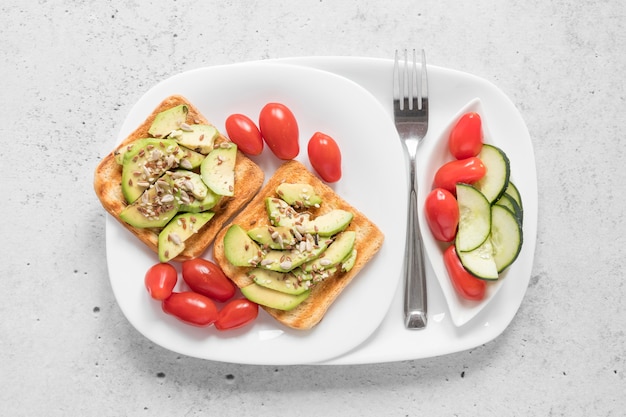 Teller mit Toast und Gemüse