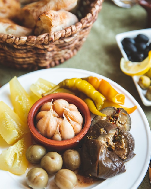 Teller mit verschiedenen Gurken Auberginen Knoblauch Gurken und Paprika