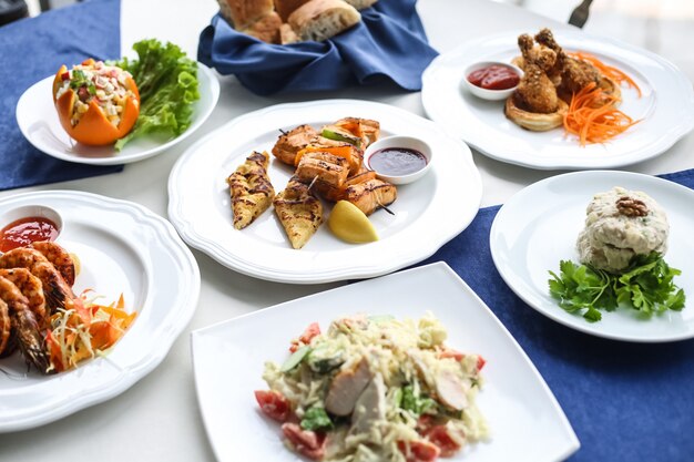 Teller setzt Caesar Thunfisch Salat Garnelen Hähnchenschenkel Seitenansicht