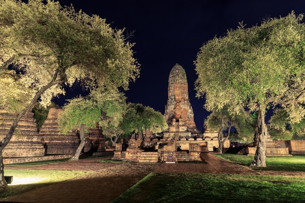 Tempel Wat Phra Ram leuchtet nachts Ayutthaya