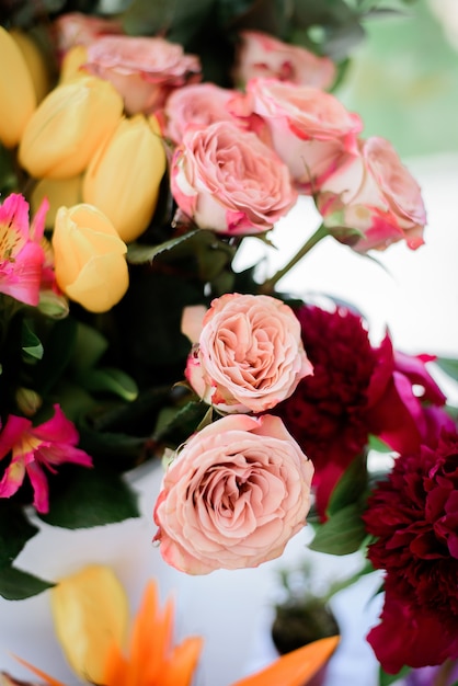 Kostenloses Foto tender rosa rosen in einem bouquet