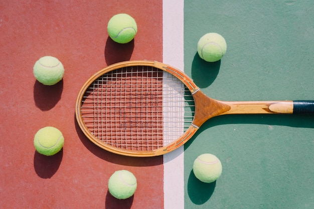Tennisbälle und Schläger in Symmetrie
