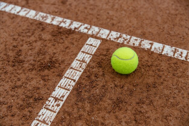 Tennisball auf dem Gericht, Nahaufnahme. Sport-Konzept.